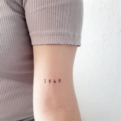 tatuajes de fechas en el brazo